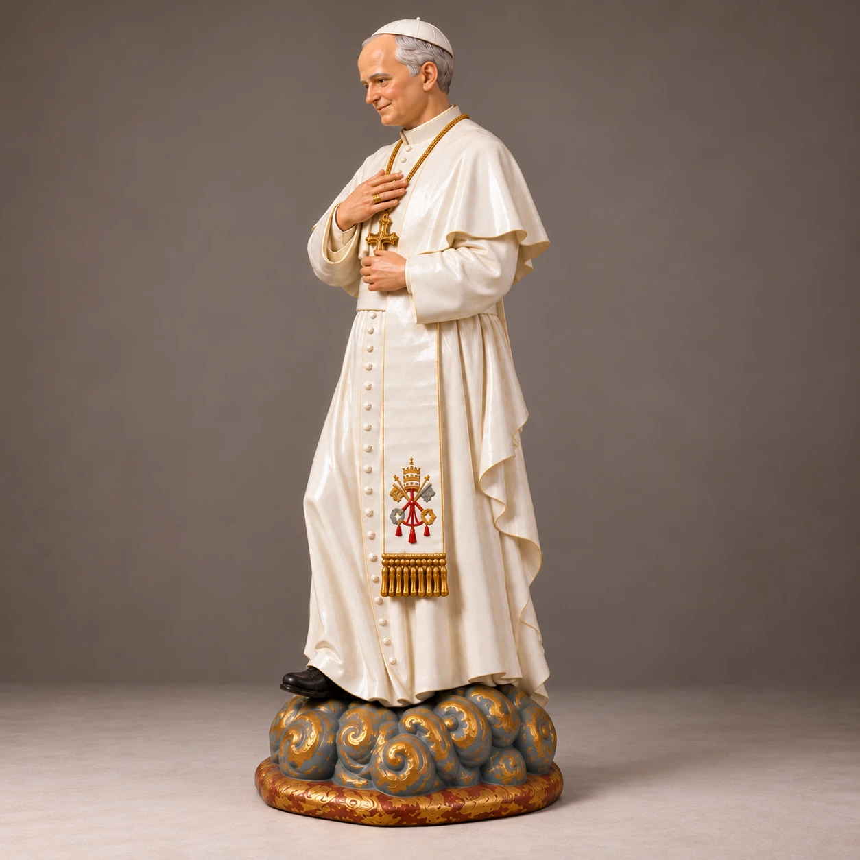 Vista alternativa de la figura papal con vestiduras blancas y cruz pectoral.