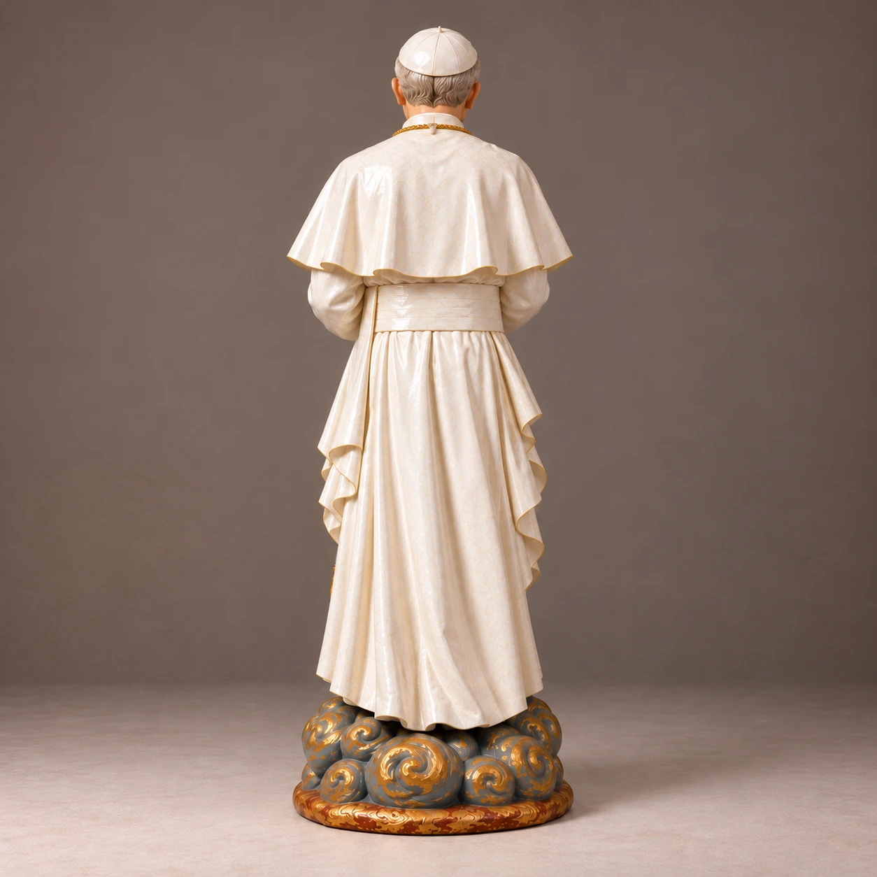 Figura papal sobre pedestal escultórico de nubes, vista lateral.
