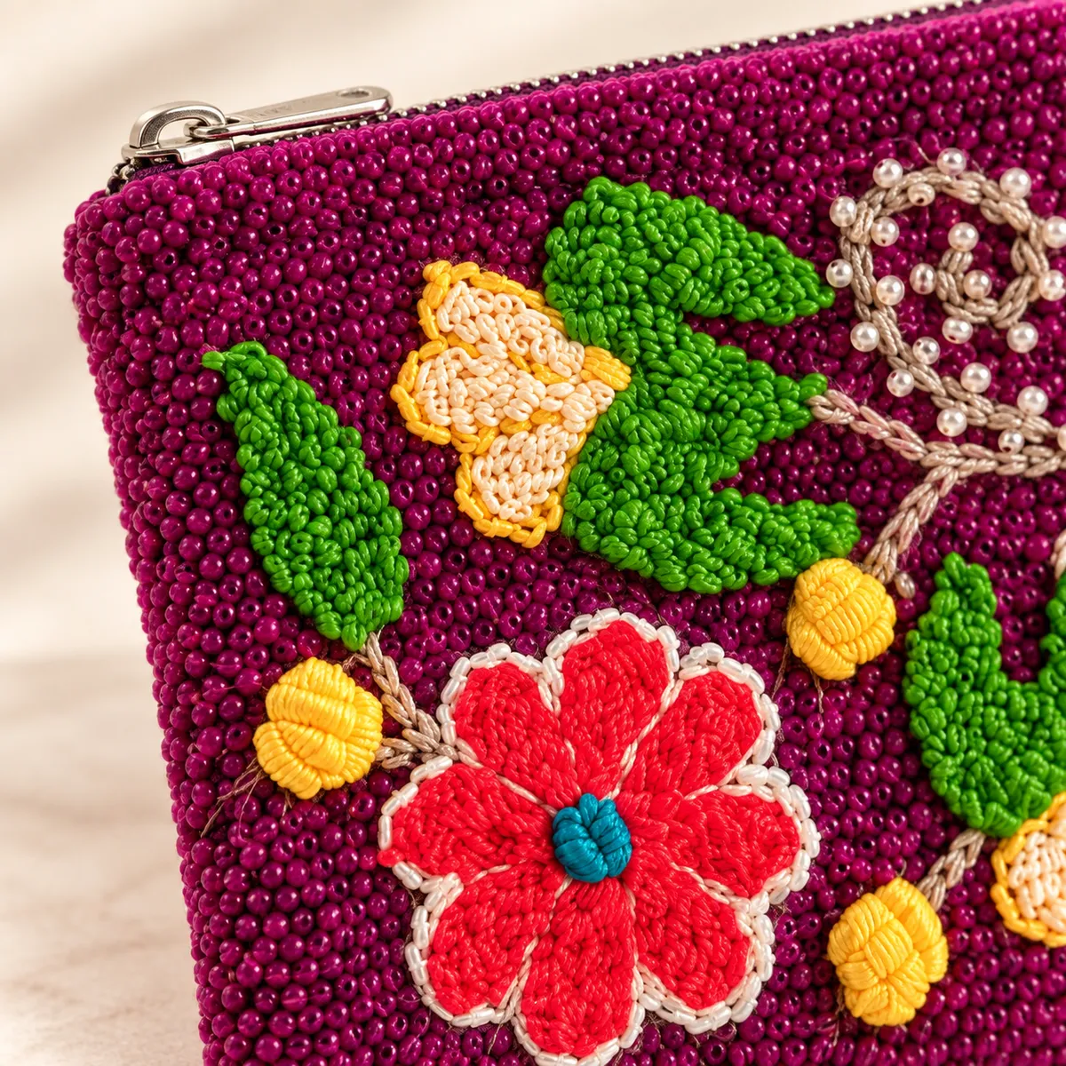 Monedero y Cartuchera Textil Bordada en Lana Morada con Flores en Relieve - Vista 2
