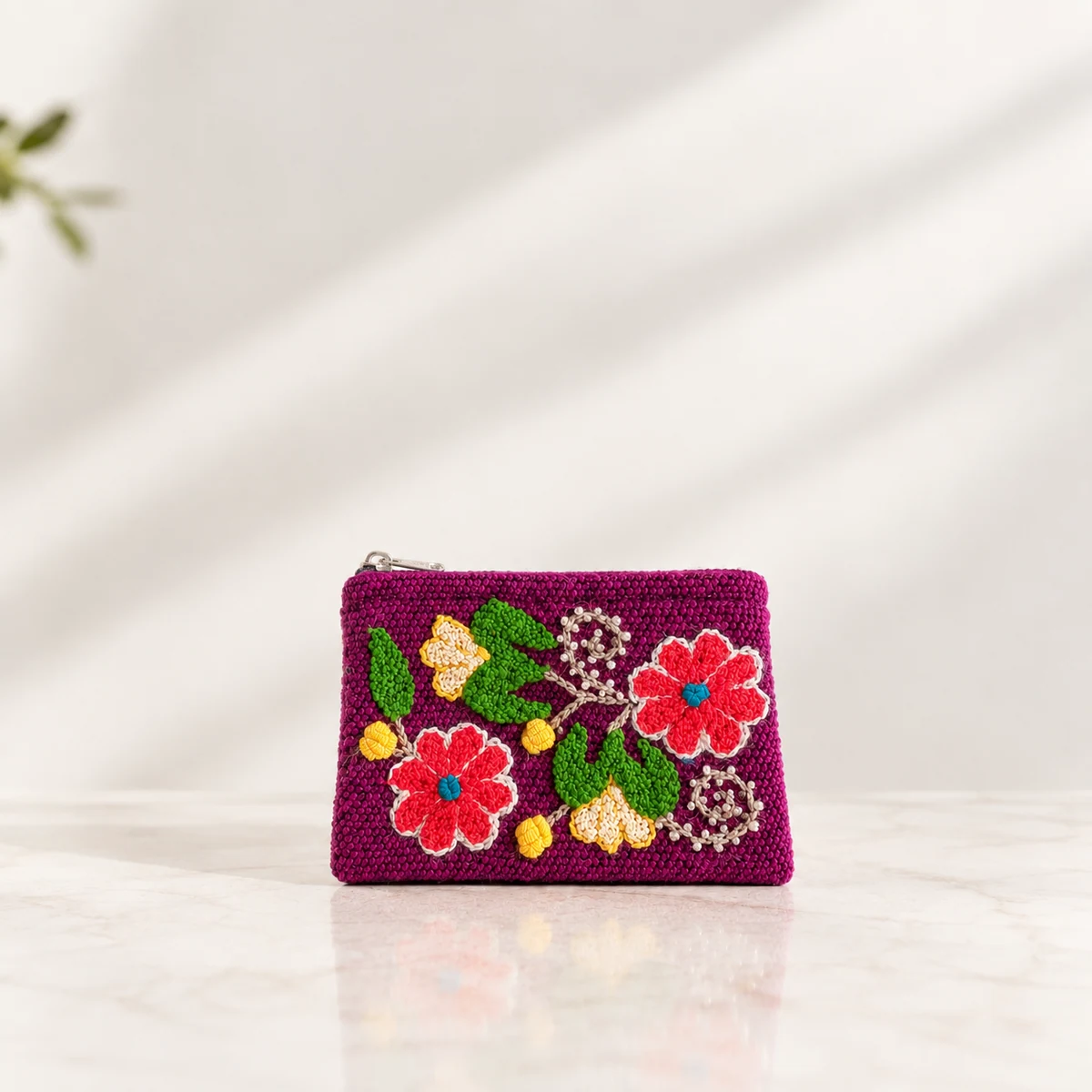 Monedero y Cartuchera Textil Bordada en Lana Morada con Flores en Relieve