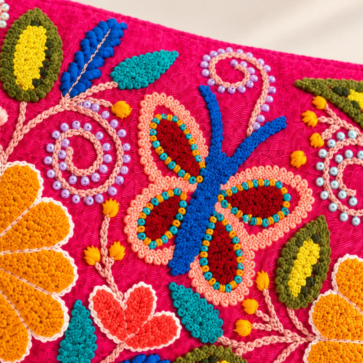 Cojín Lumbar Rectangular Fucsia con Mariposa y Flores Silvestres en Relieve - Vista 2