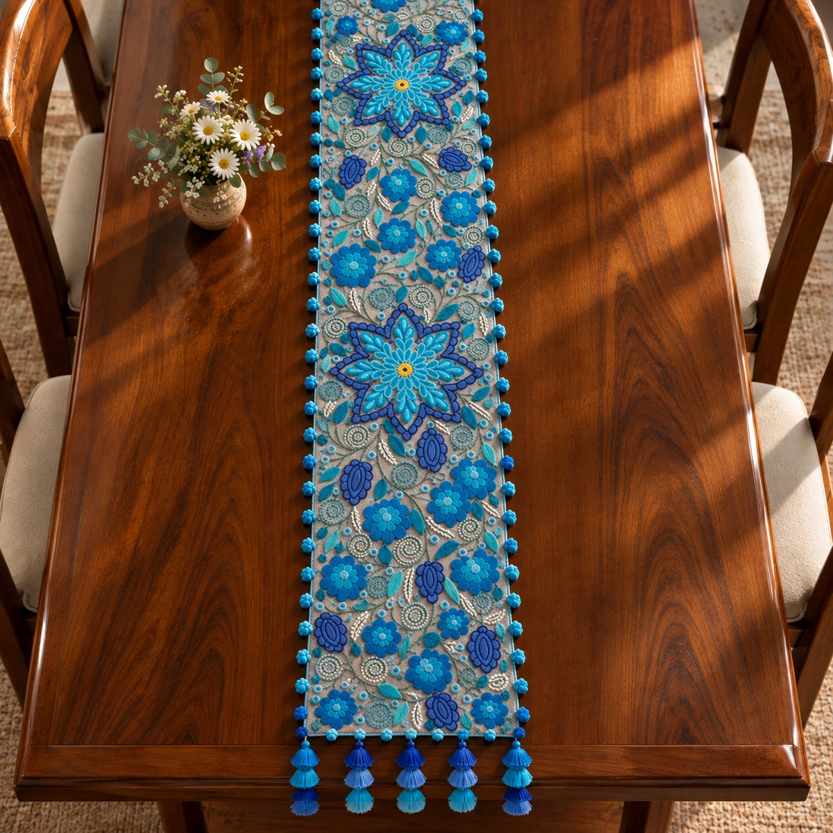 Camino de Mesa Bordado Floral en Azul Turquesa y Cobalto con Borlas Artesanales - Vista 1