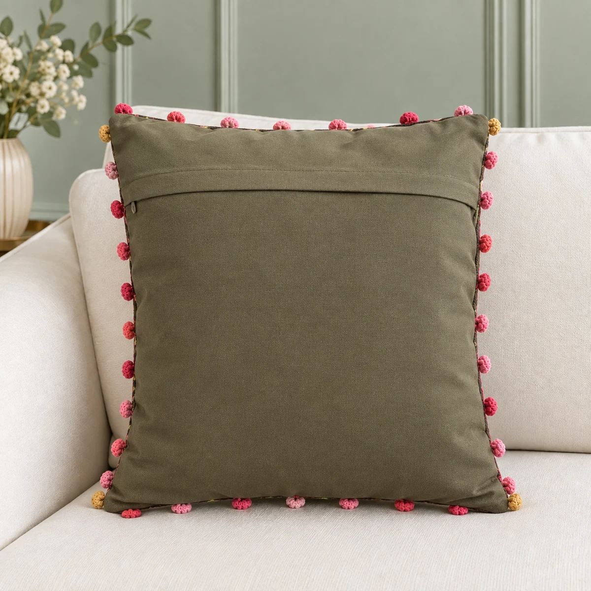 Cojín Bordado Ayacuchano Mandala Floral en Relieve Carbón y Fucsia - Vista 1