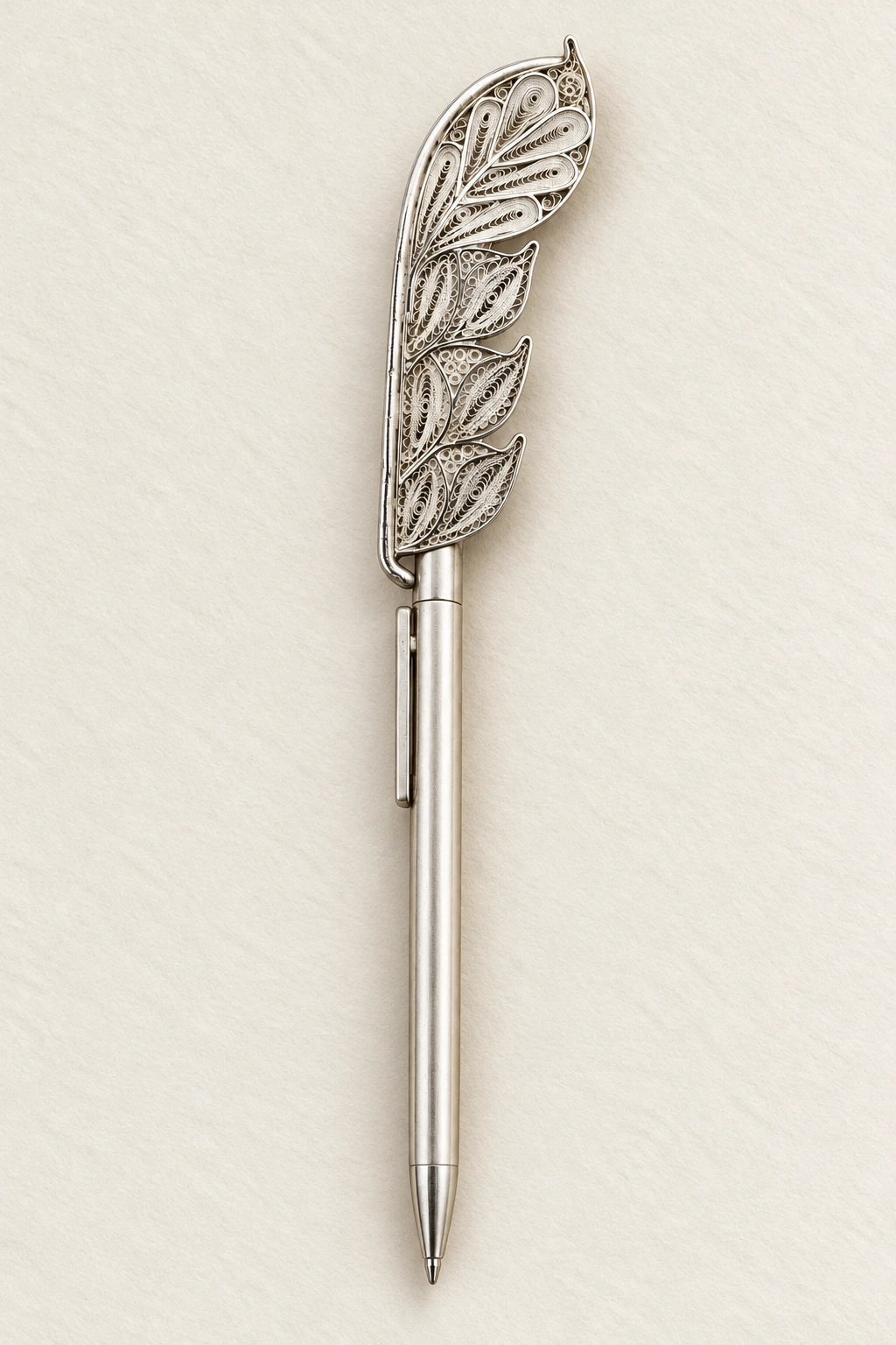 Verso de Plata: complete pen in frontal view with a silver filigree feather and visible writing tip; AI reconstruction
