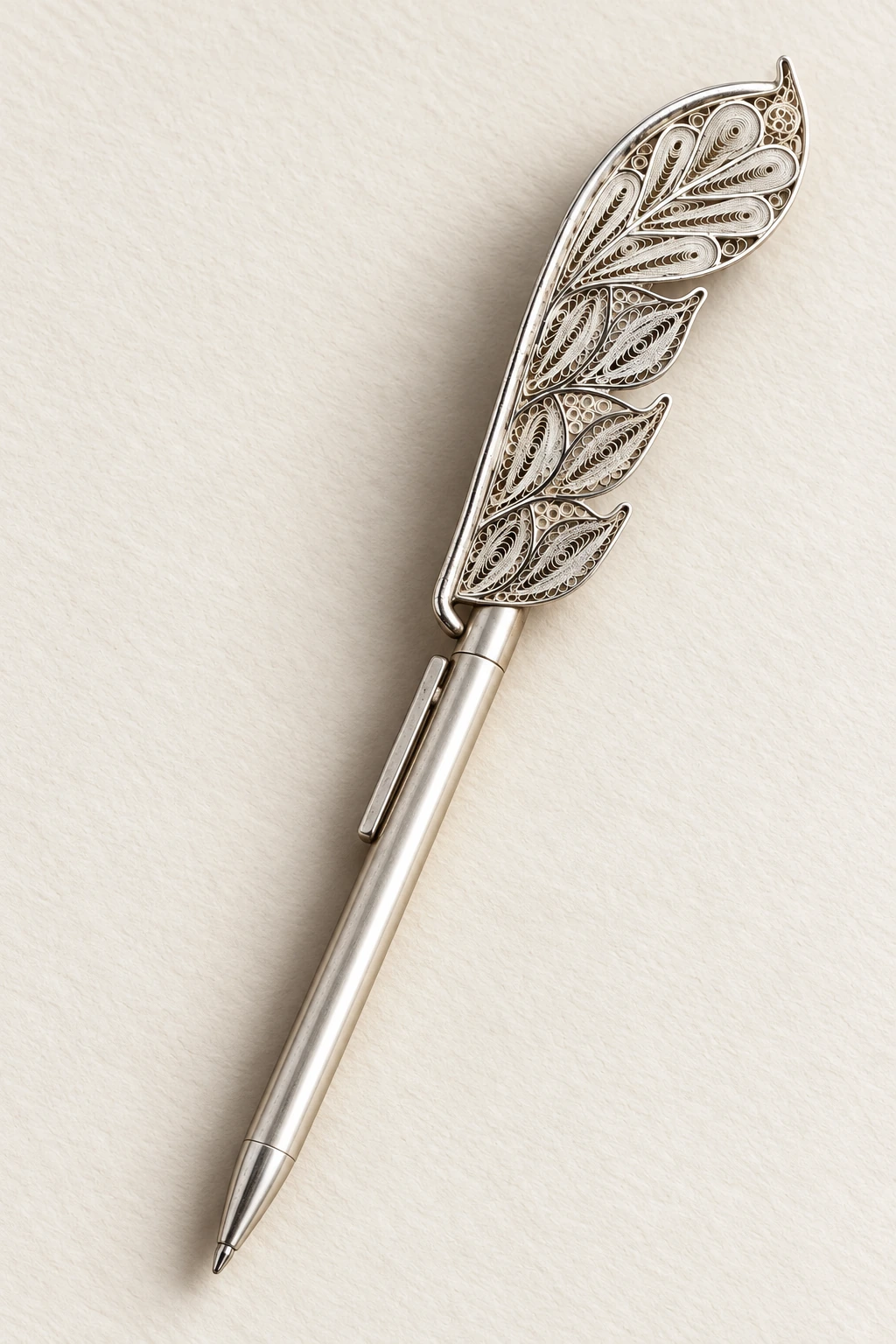 Verso de Plata: complete pen in an oblique view showing filigree depth and the full barrel down to the writing tip; AI reconstruction