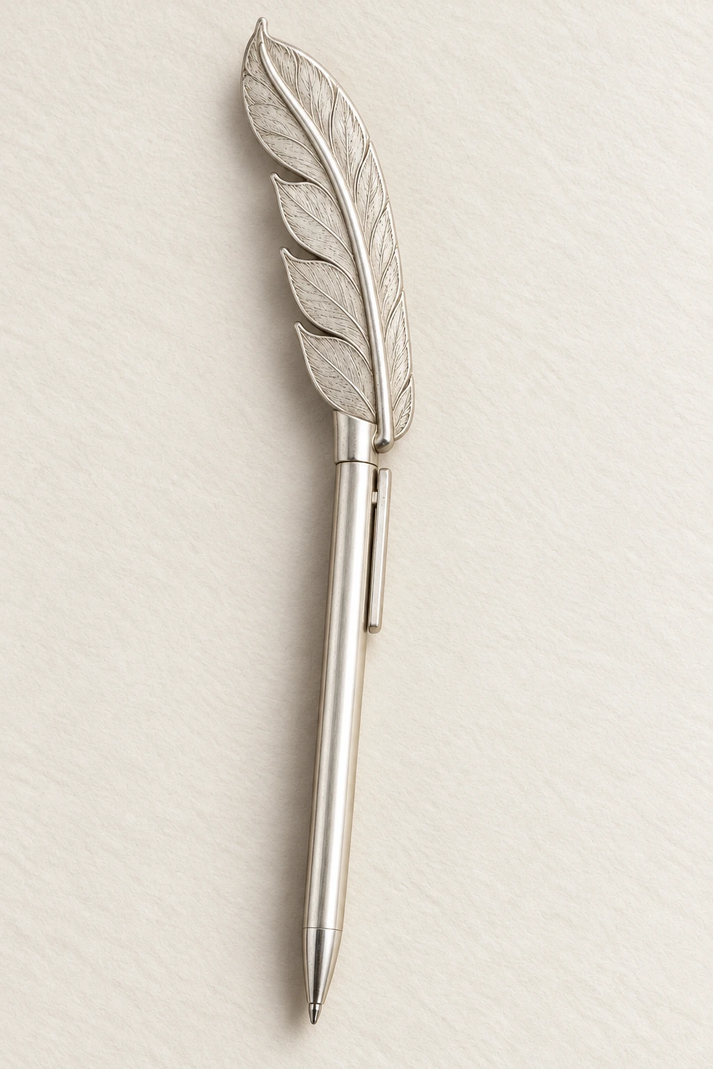 Verso de Plata: complete pen in reverse view with the feather’s central rib and engraved solid back; AI reconstruction