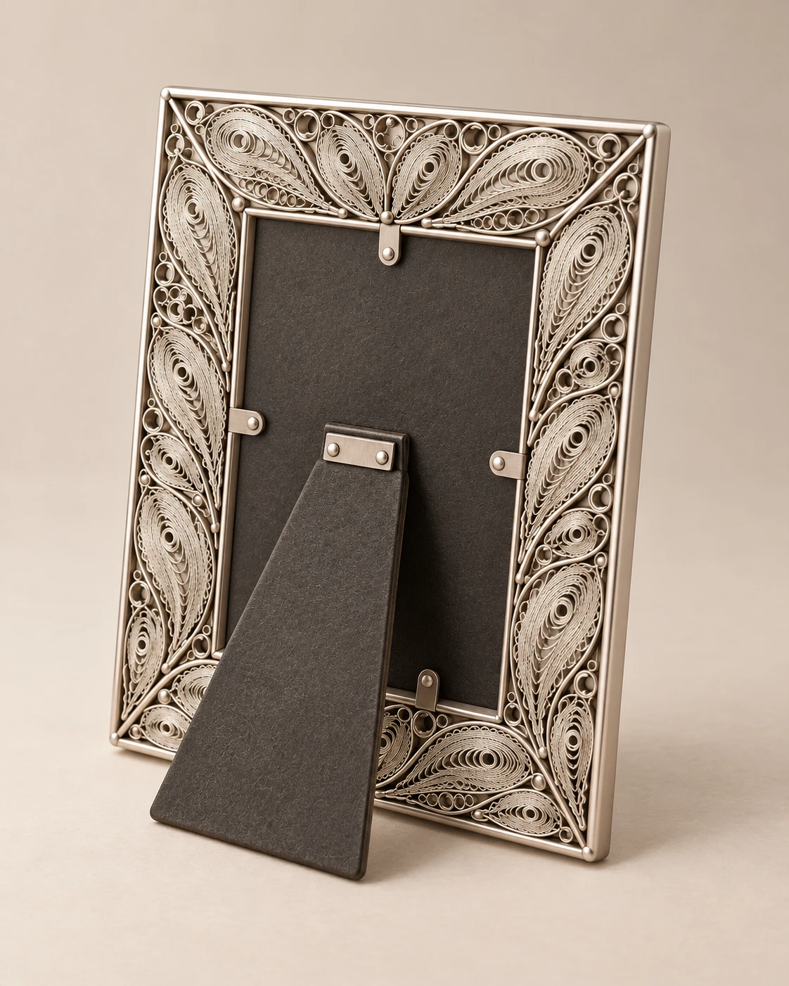 Proposed functional view of the filigree frame, rear support and photograph space