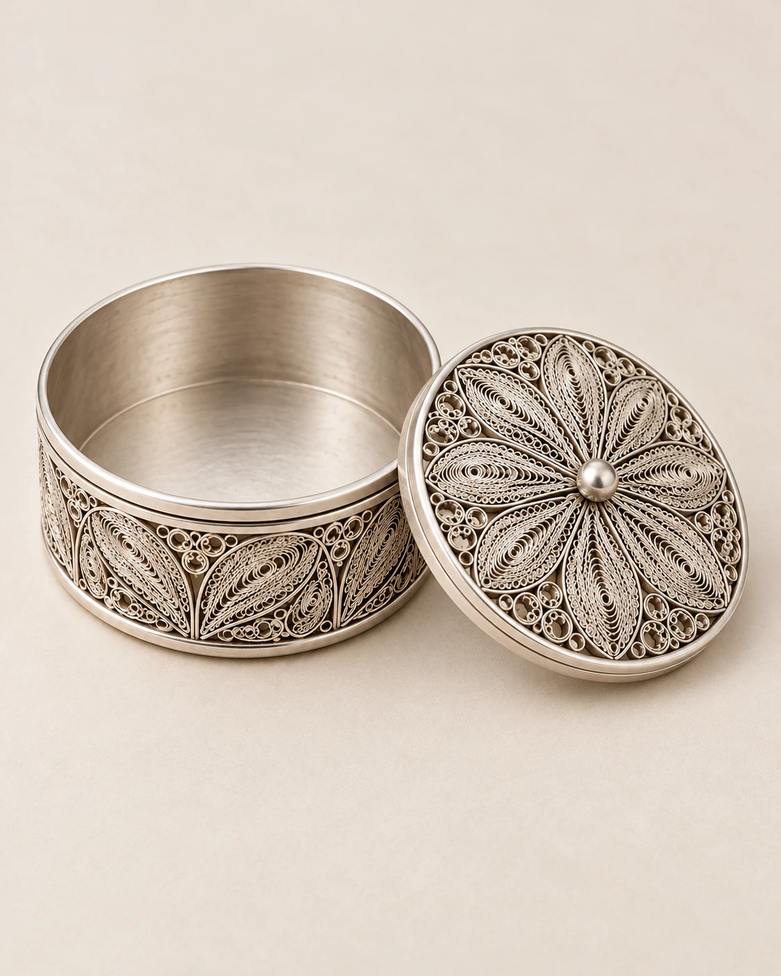 Proposed functional view of the round filigree jewellery box showing its lid and interior