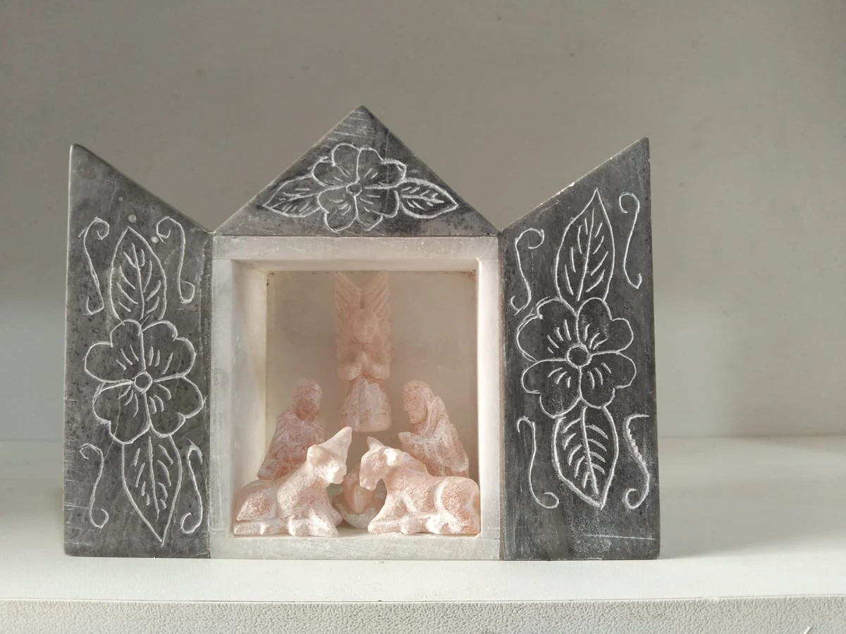 Retablo Colonial en Piedra de Huamanga Gris con Puertas Grabadas