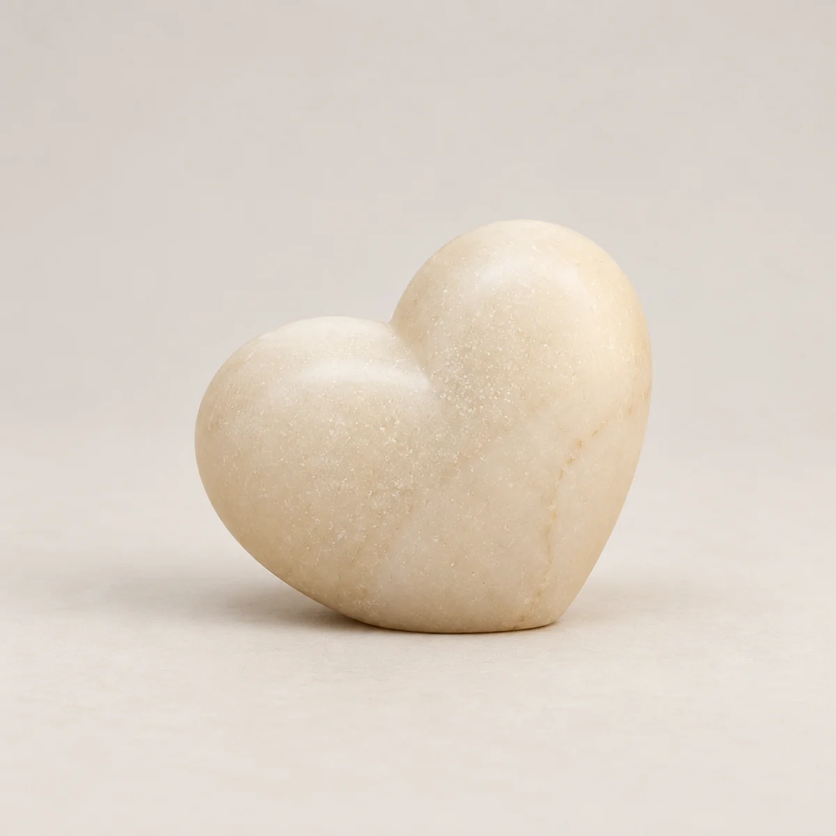 Corazón Tallado de Piedra de Huamanga sobre Base (5 cm)