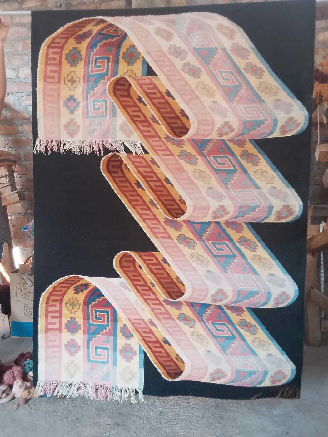 Tapiz Mural Ilusión Óptica Cinta Flotante en Tonos Pastel y Blanco Hueso