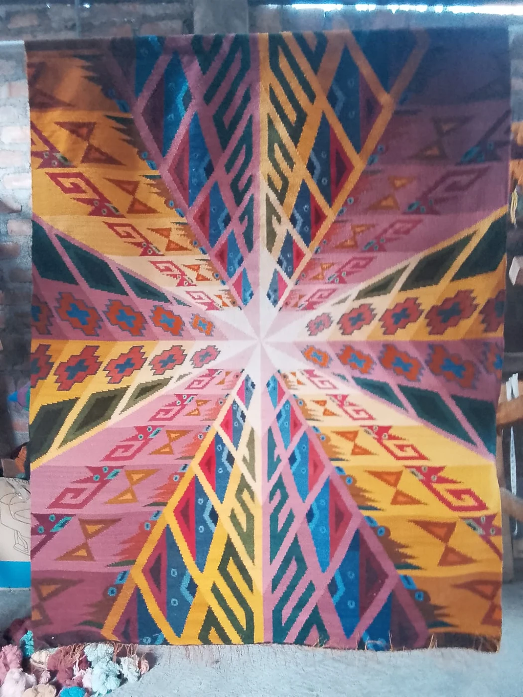 Tapiz Mural Fuga Geométrica Radiante en Tonos Fuego y Ocre Maestro Edwin Muchari - Vista 1