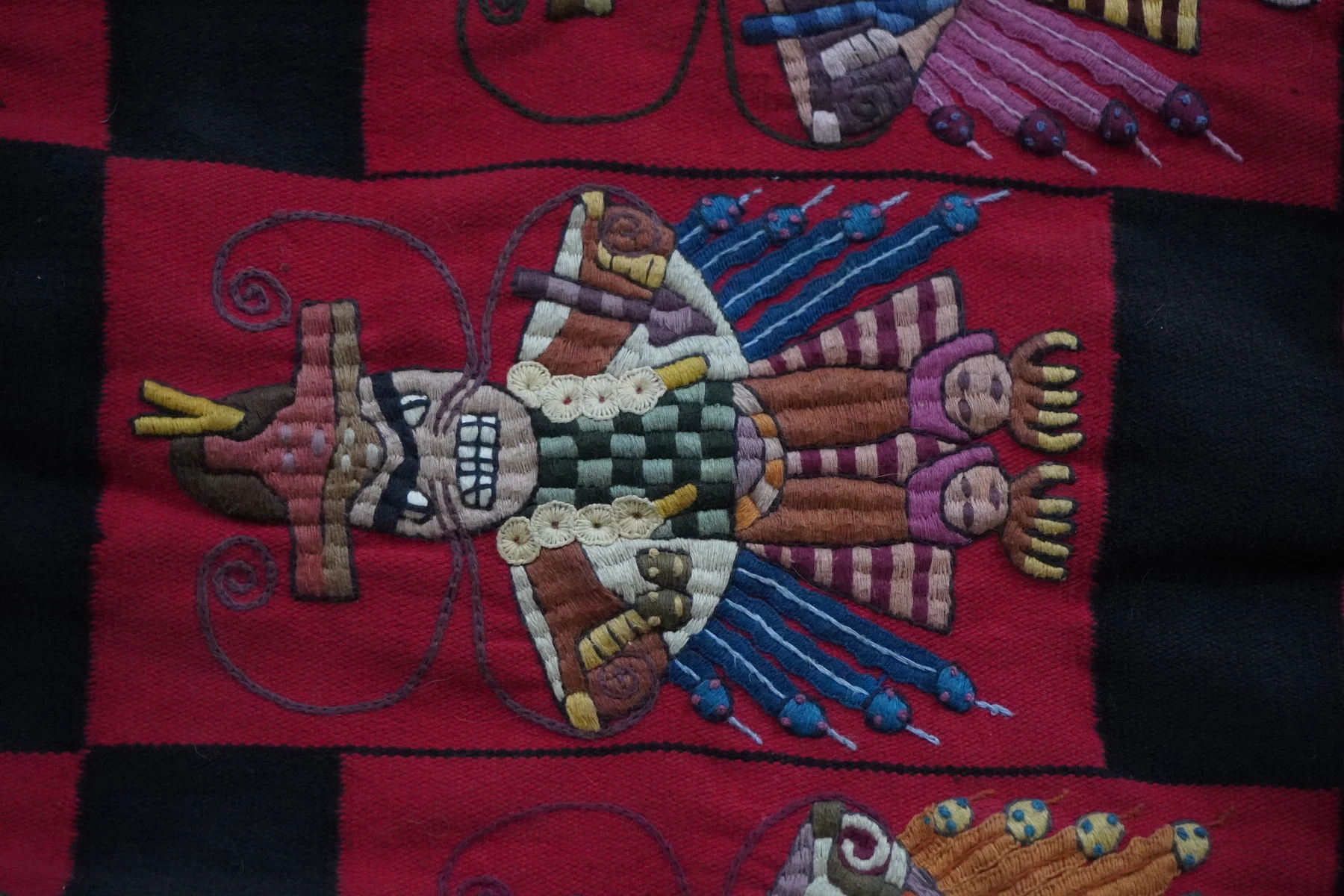 Tapiz Mural Hombre Pájaro Wari en Lana Virgen Edwin Sulca - Vista 1