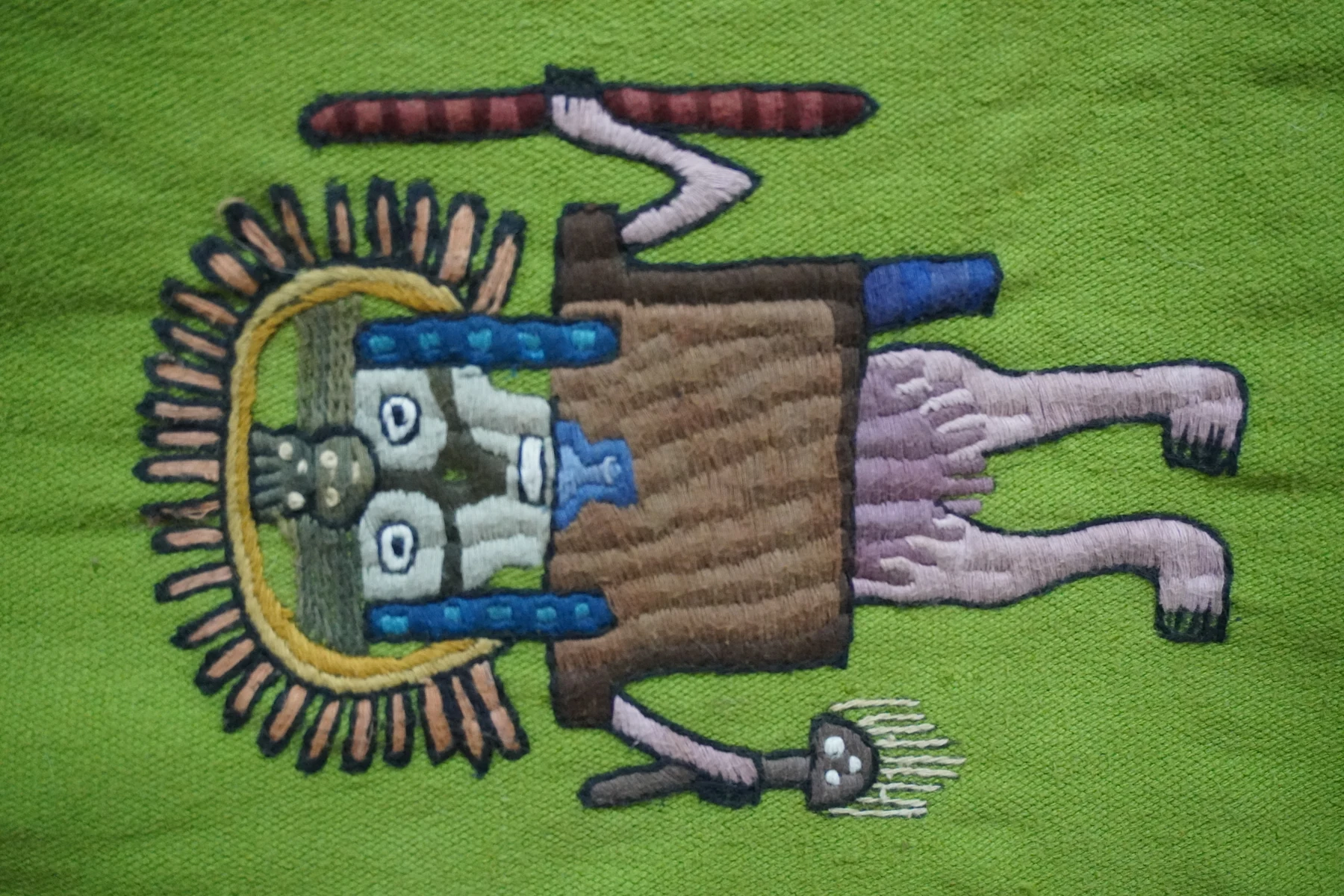 Tapiz Mural Chamán Andino y Báculo Sagrado en Verde Olivo Edwin Sulca - Vista 1